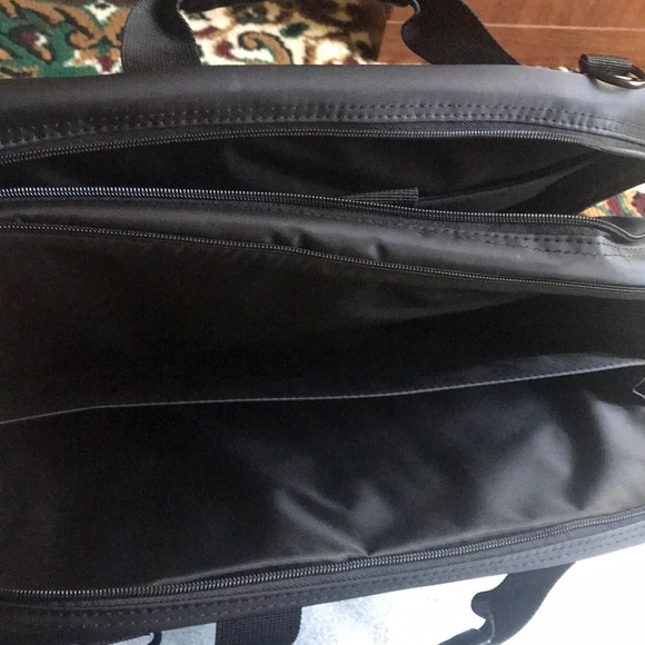 Targus padding laptop bag- black color - Picture 9 of 16